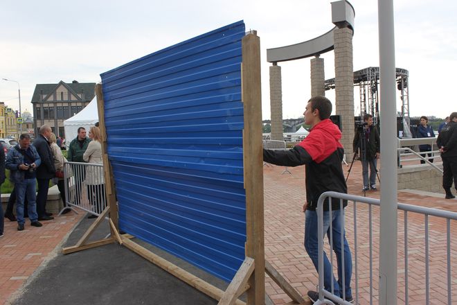 Последняя секция синего забора рухнула на Нижне-Волжской набережной в День России - фото 20