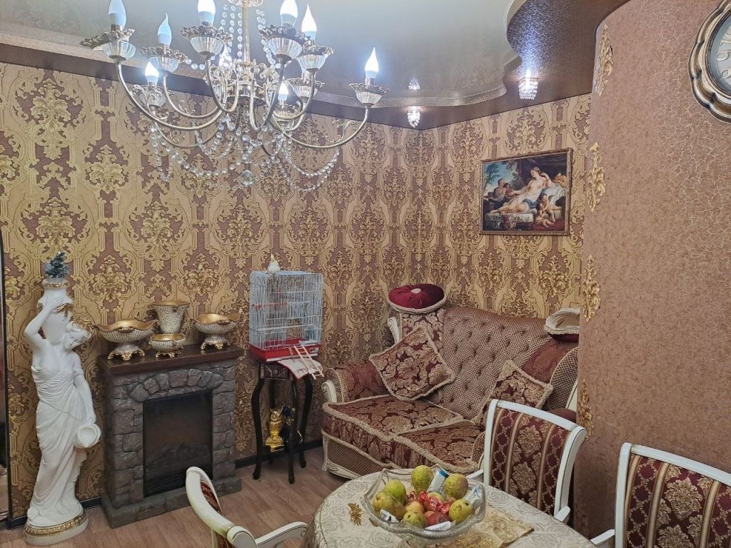 Нижегородская квартира со статуями в золотом интерьере продается за 5,8 млн рублей - фото 1