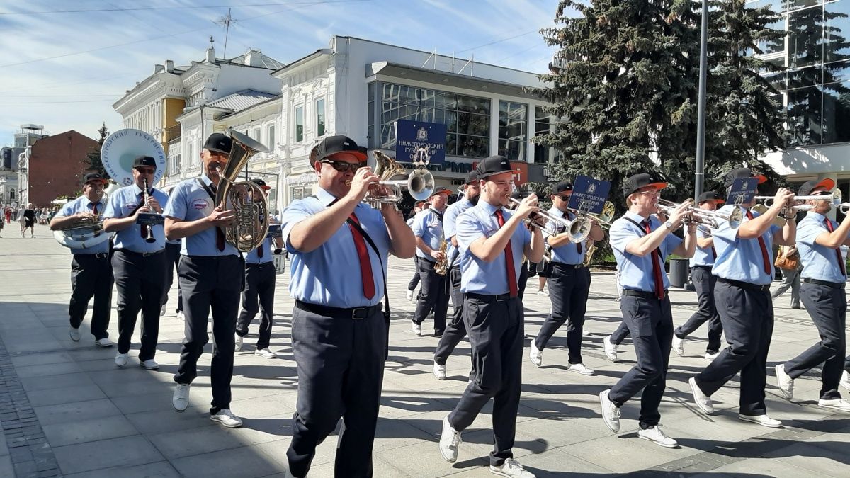 День города в нижнем. Оркестр в парке. Нижний Новгород день города парад духовых оркестров. День города Нижний Новгород. Духовой оркестр в парке королёва.