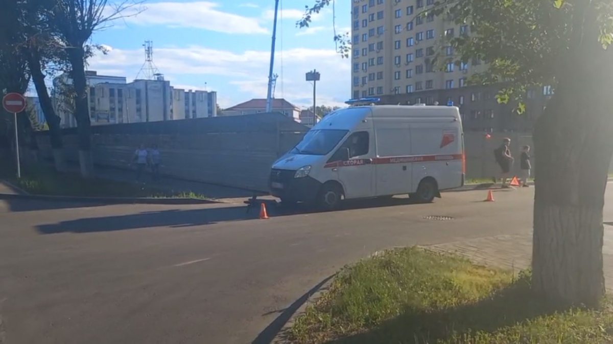 Автомобиль скорой помощи сбил женщину на самокате в Нижнем Новгороде