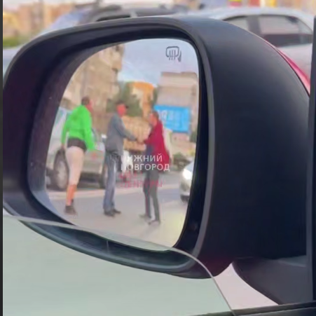 Автомобилист потерял тапки во время разборок в Нижнем Новгороде - фото 1