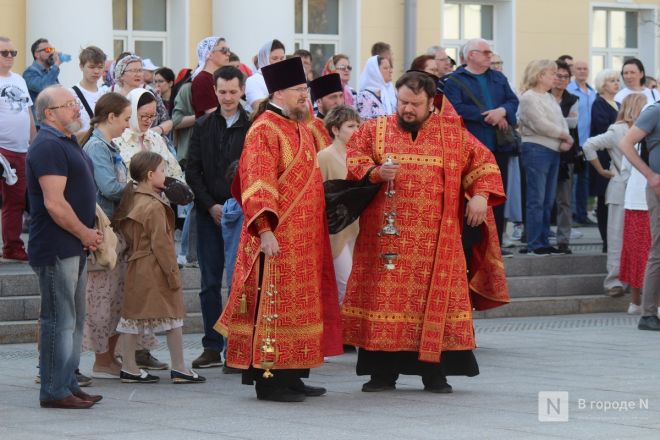 Фоторепортаж: как прошел пасхальный крестный ход в Нижнем Новгороде - фото 88