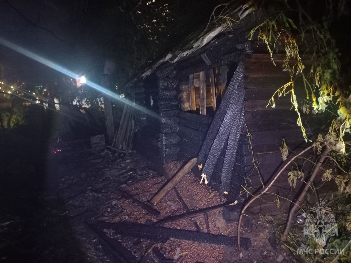 Здание сгорело на улице Родионова в Нижнем Новгороде - фото 1