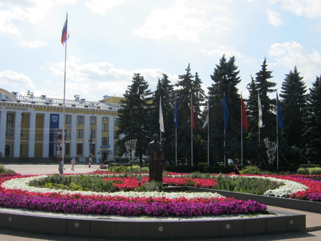 Цветы в автозаводском районе нижнего новгорода. Площадь Киселева Нижний Новгород. Площадь Киселева автозавод. Площадь имени Киселева в Нижнем Новгороде.