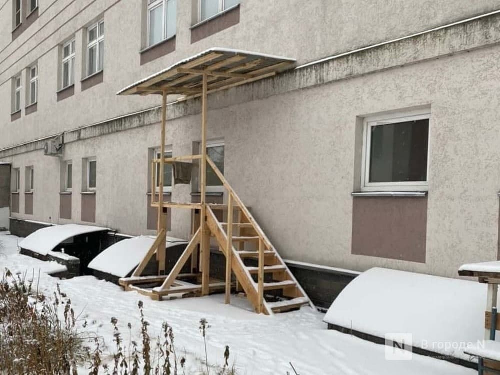 Минздрав Нижегородской области объяснил назначение крыльца у окна больницы