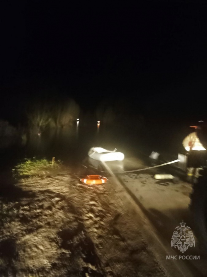 Автомобиль затонул при попытке проезда моста в нижегородском Тумботине